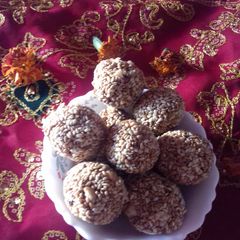 A picture of Til ke Laddoo.