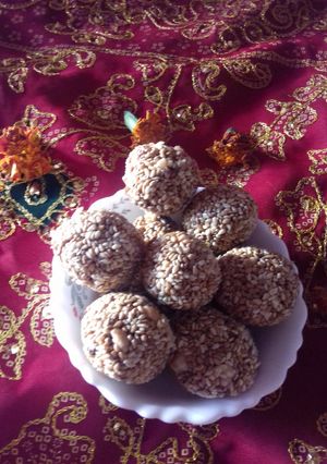 A picture of Til ke Laddoo.