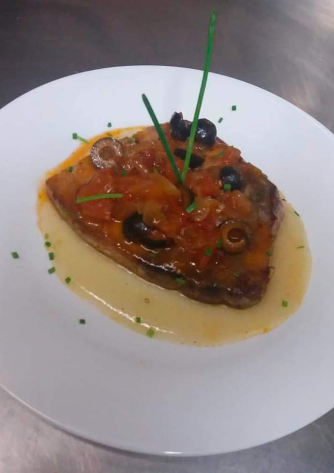 Una foto de Atún a la sevillana con cremoso de patatas