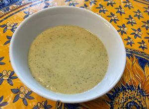 Une photo de Sauce salade à la moutarde, herbes et cornichons