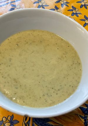 Une photo de Sauce salade à la moutarde, herbes et cornichons