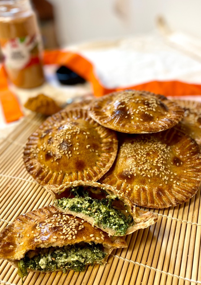 Una foto de Empanadillas de espinacas y queso con masa especiada