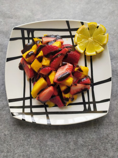 Una foto de Ensalada de mango y fresas