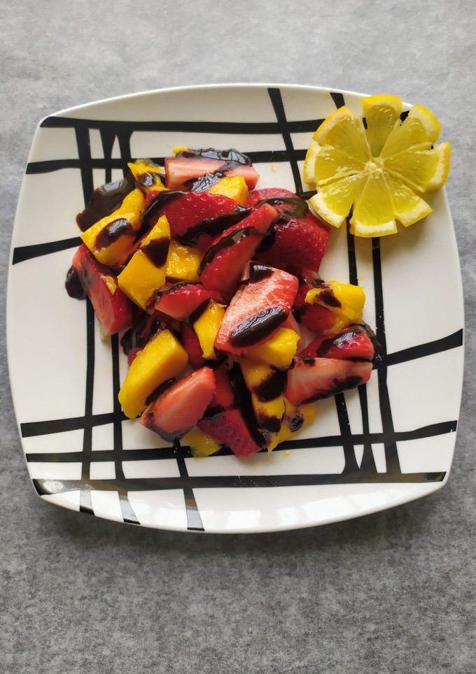 Una foto de Ensalada de mango y fresas