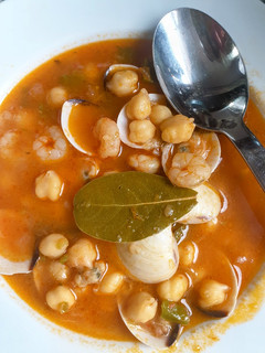 Una foto de Guiso de garbanzos con almejas-gambas y majado 🥣