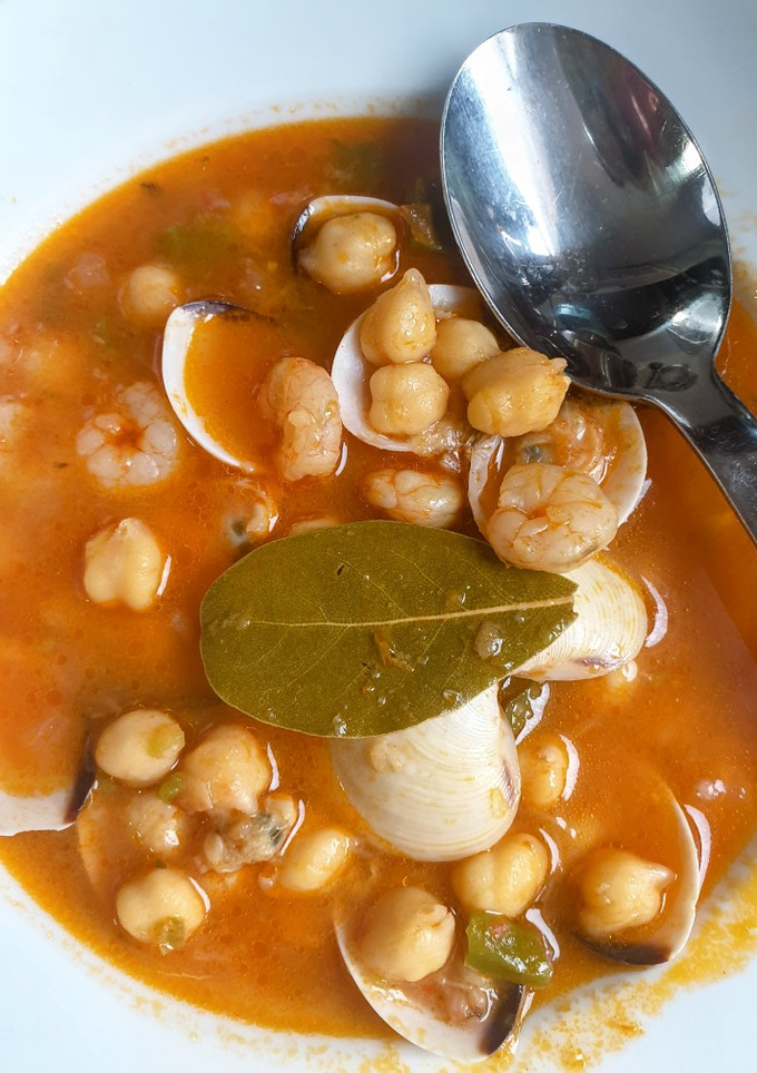 Una foto de Guiso de garbanzos con almejas-gambas y majado 🥣