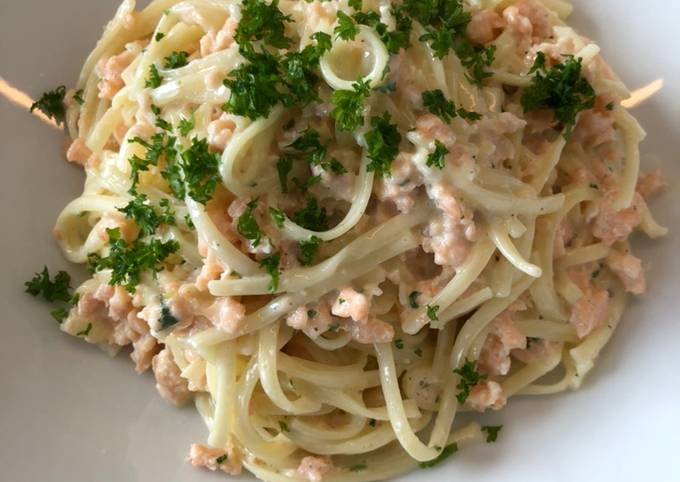 Spaghetti an Lachs Sauce