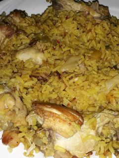 Una foto de Arroz con alitas de pollo