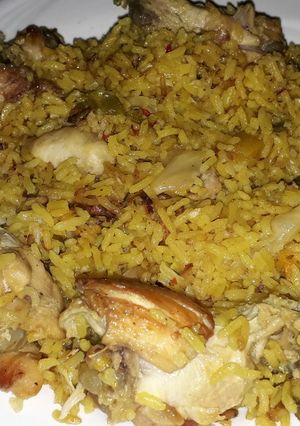 Una foto de Arroz con alitas de pollo