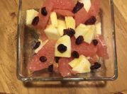 Una foto de ensalada de frutas