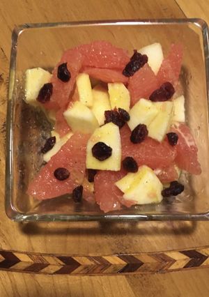 Una foto de Ensalada de manzana y toronja