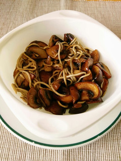 Una foto de Champiñones Portobello con gulas a la cerveza