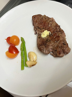 義式香料煎牛扒拼蘑菇黑椒燒汁 的食譜成品照片