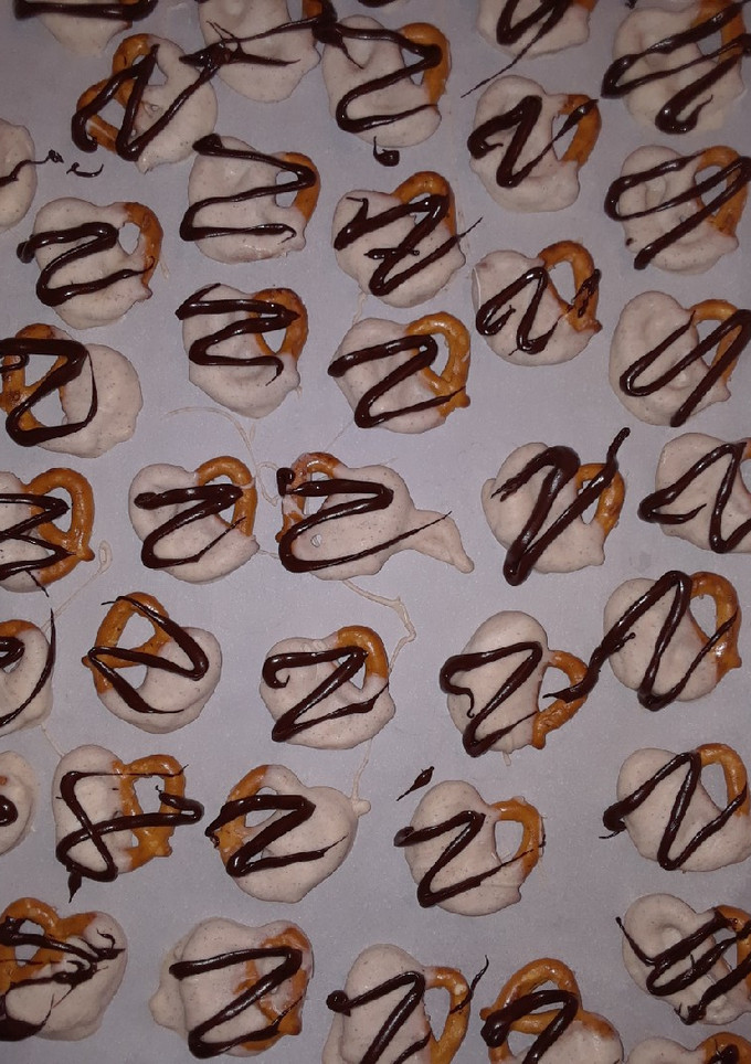 A picture of Pumpkin Spice Chocolate Coated Pretzels.