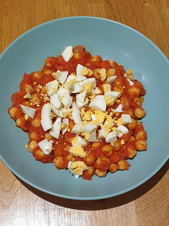 Una foto de Garbanzos con tomate, huevo y/o bacalao