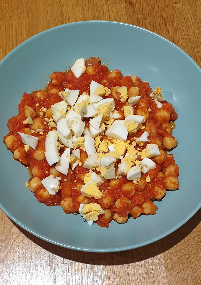 Una foto de Garbanzos con tomate, huevo y/o bacalao
