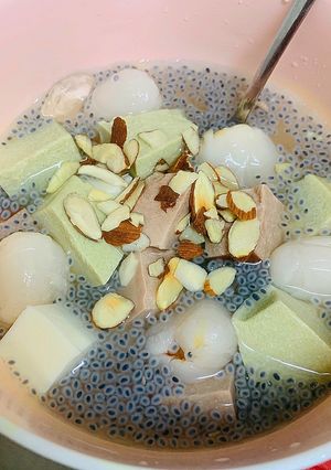 Hình của món Chè khúc bạch.