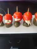 Banderillas de cherris con boquerones y pepinillos