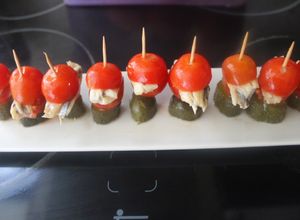 Una foto de Banderillas de cherris con boquerones y pepinillos