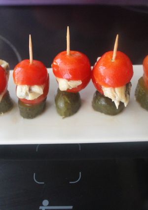 Una foto de Banderillas de cherris con boquerones y pepinillos