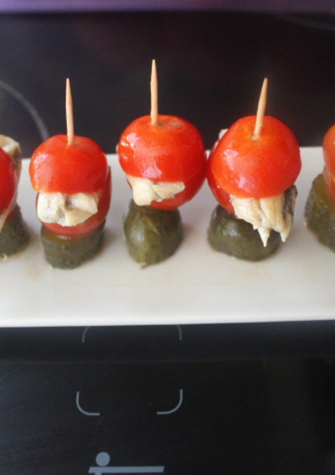 Una foto de Banderillas de cherris con boquerones y pepinillos