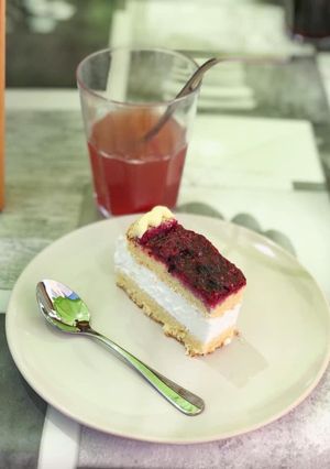 O poză a rețetei Prăjitură rapidă cu frișcă și jeleu de fructe.