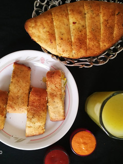 A picture of Stuffed cheesy garlic bread.