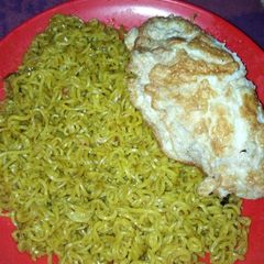 A picture of Simple noodles with fried egg.