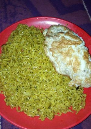 A picture of Simple noodles with fried egg.