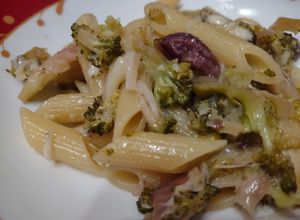 Foto di Mezze penne broccoletti, provola e olive nere