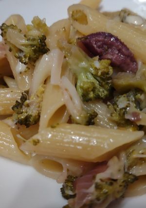 Foto di Mezze penne broccoletti, provola e olive nere
