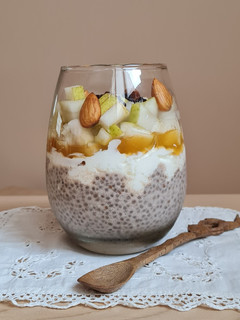 Una foto de Pudding de chía, yogur y fruta de estación 🥣