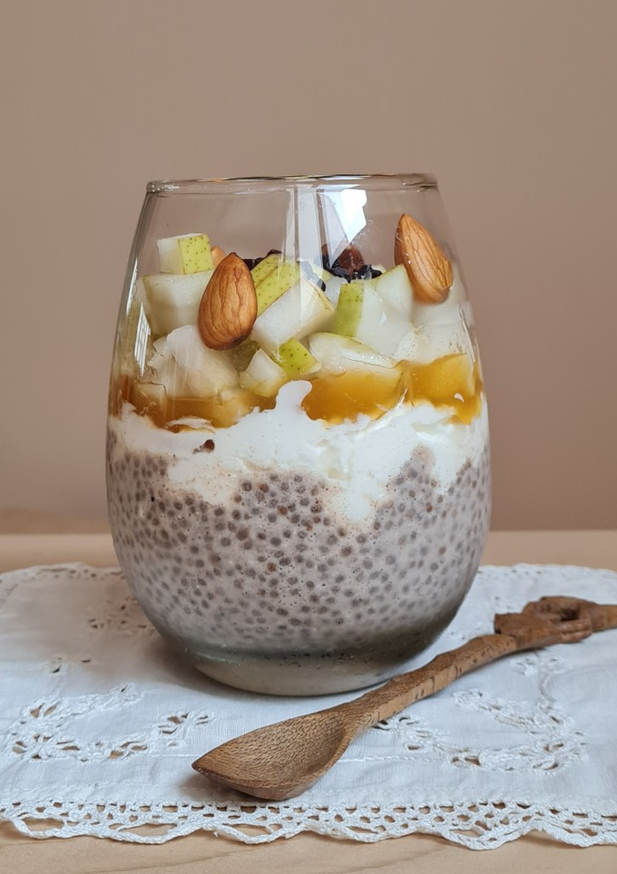 Una foto de Pudding de chía, yogur y fruta de estación 🥣