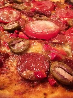 Szalámis pizza görög beütéssel recept fotója