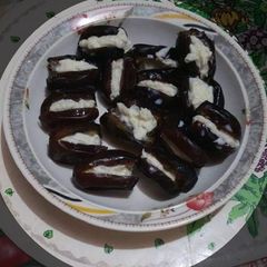 A picture of Cream dates.