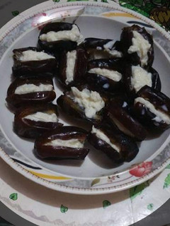A picture of Cream dates.
