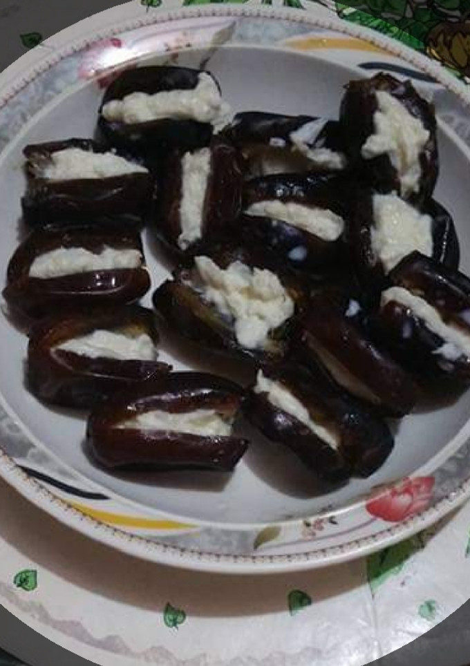 A picture of Cream dates.