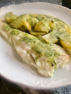 Una foto de Bacalao al horno con patatas y salsa verde
