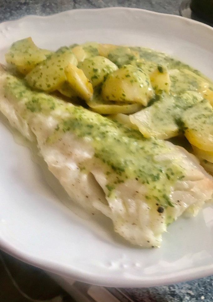 Una foto de Bacalao al horno con patatas y salsa verde