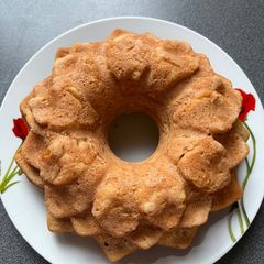 Apple bundt cake (jablková bábovka) A picture of Apple bundt cake (jablková bábovka).