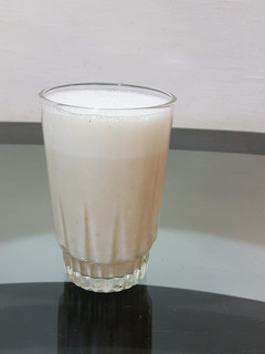 صورة لوصفة عصير البرقوق بالزبادي والحليب 🥛
