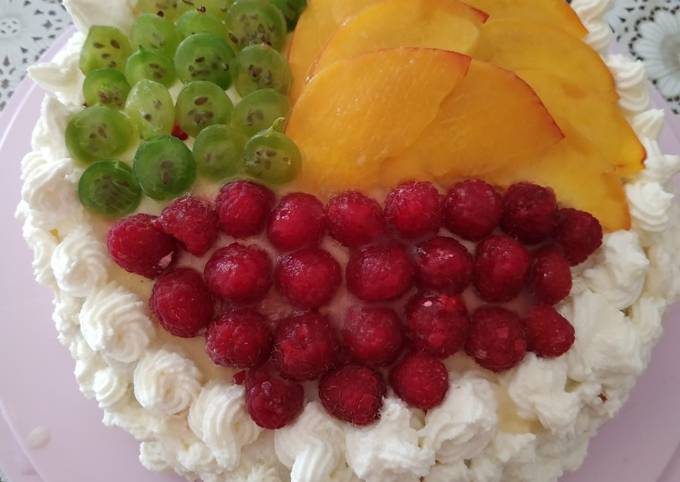Бисквитный торт с фруктами и взбитыми сливками – пошаговый рецепт приготовления с фото