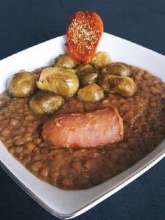 Una foto de Lentejas en olla express con coles de Bruselas