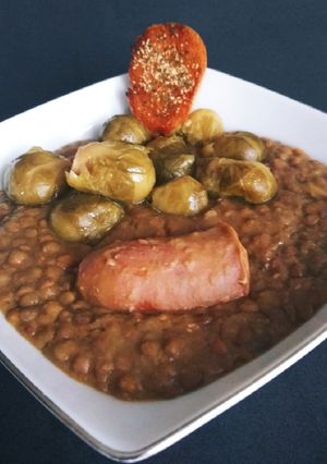 Una foto de Lentejas en olla express con coles de Bruselas