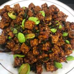 A picture of Tempe orek pete cabe ijo.