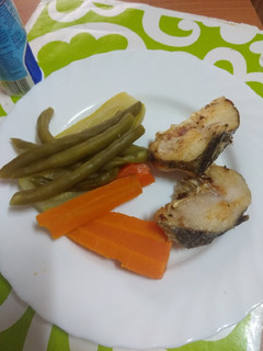 Una foto de Merluza frita con verduras cocidas