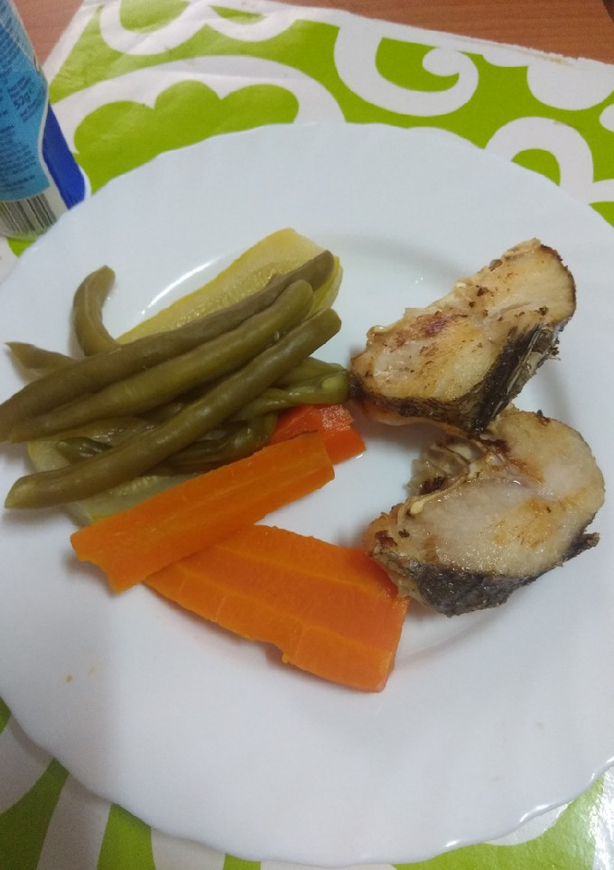 Una foto de Merluza frita con verduras cocidas