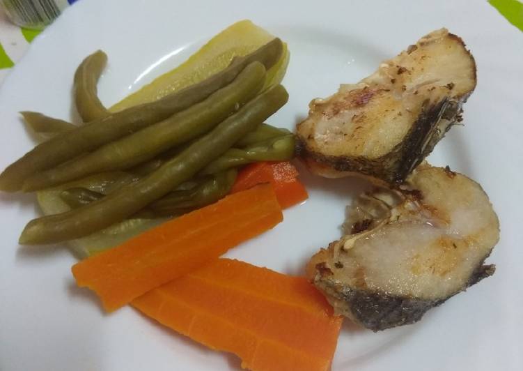 Merluza frita con verduras cocidas