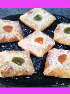 Una foto de Pastelitos de hojaldre rellenos de crema pastelera