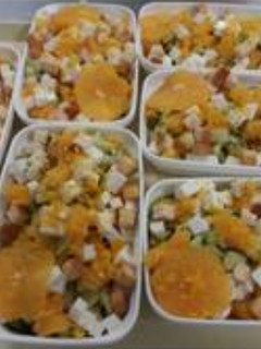 Una foto de Ensalada de naranja🍊🍋🥗🍹😋